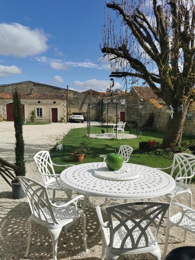 Au Domaine De Gigie Bed and Breakfast Chervettes Buitenkant foto