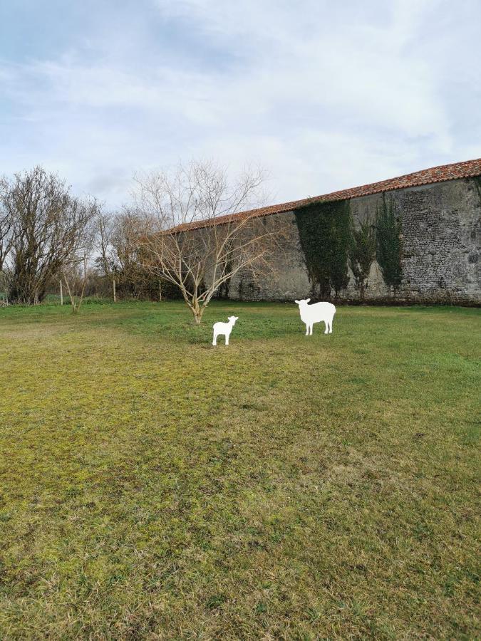 Au Domaine De Gigie Bed and Breakfast Chervettes Buitenkant foto